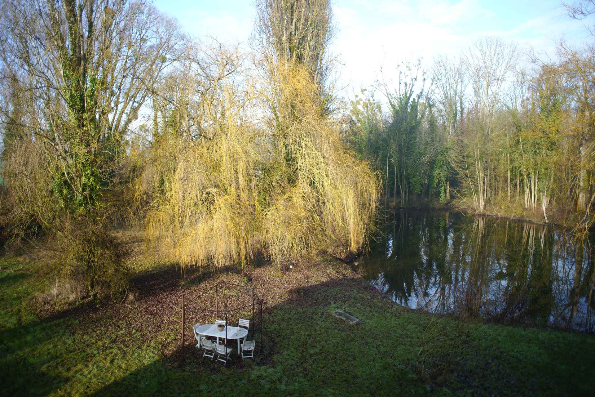 Table de travail au bord de l'eau pour séminaire nature à Orléans