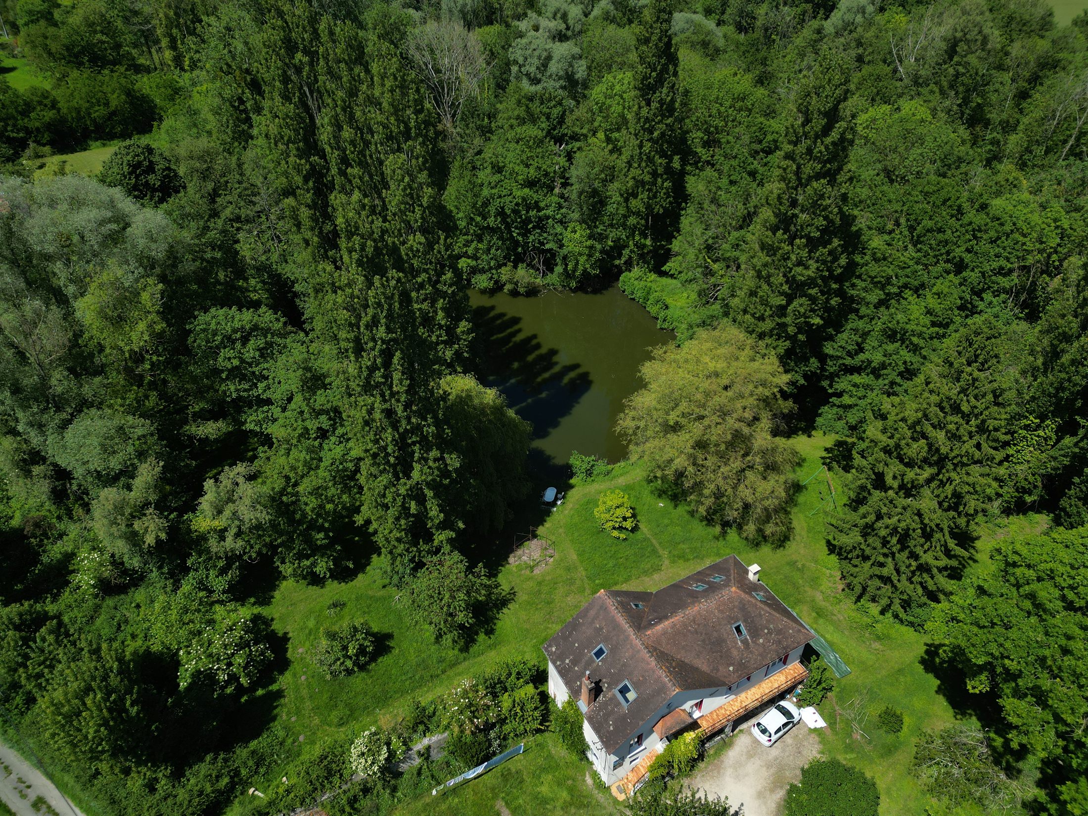 Vue drone de la maison, du jardin et de l'étang des Grands Aulnes